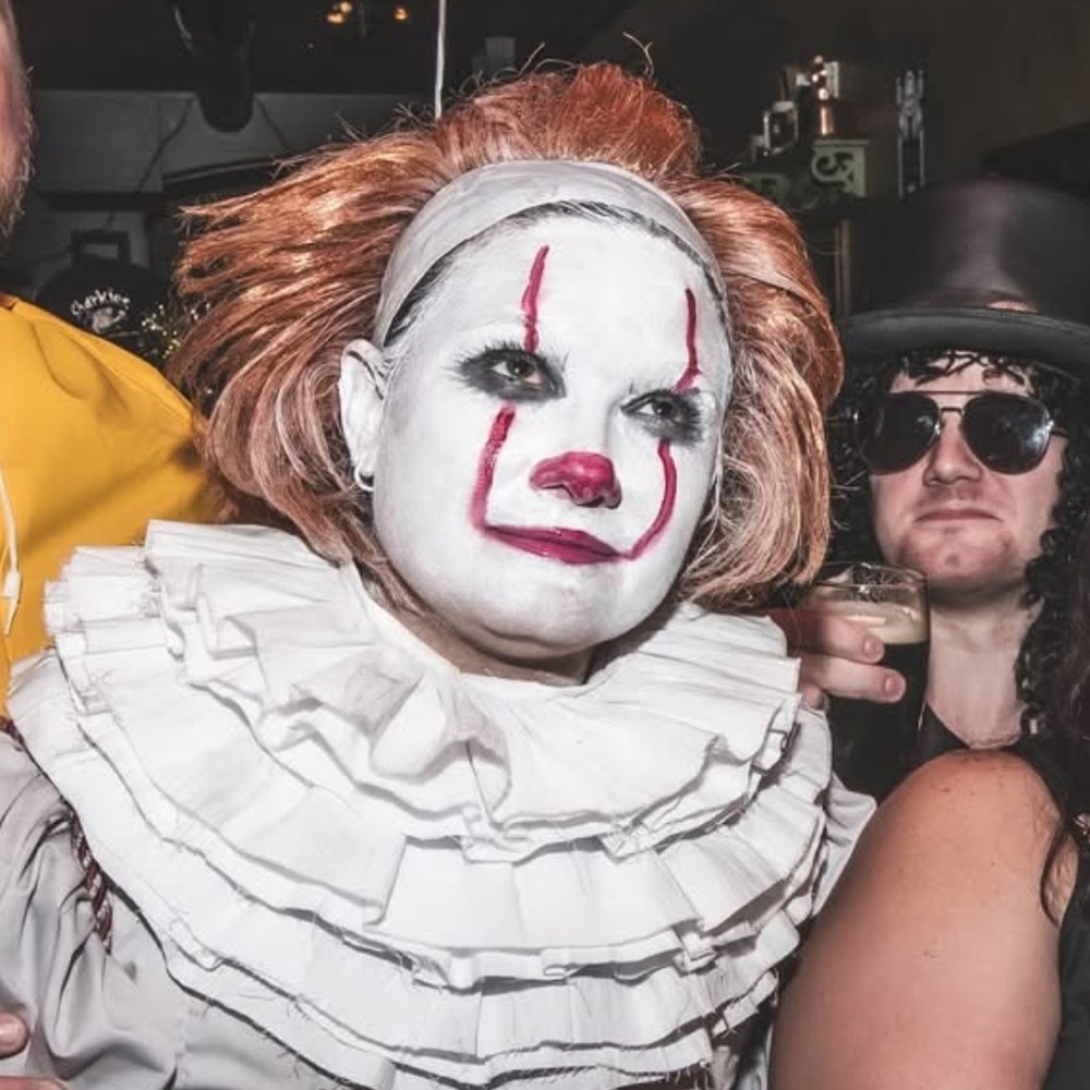 Adult Pennywise Costume in Silver and Red - Picture 10 of 16